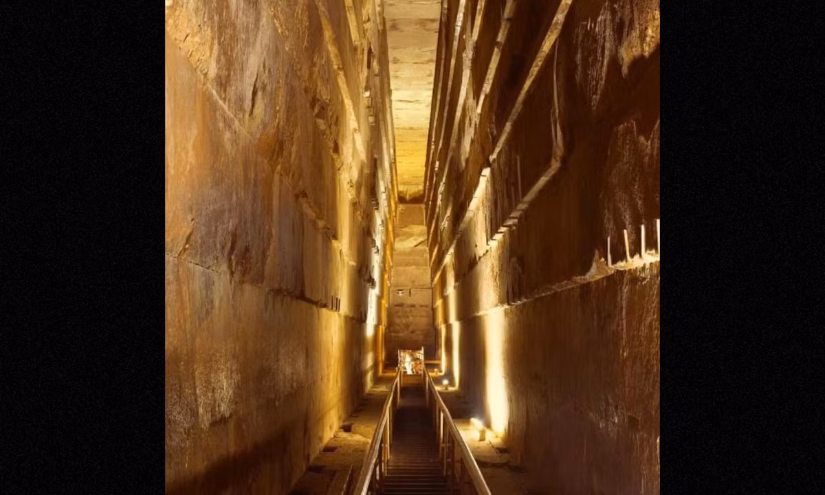 4. Cách trang trí trong kim tự tháp: chữ tượng hình chiếm một phần lớn trong nội thất của nhiều ngôi mộ cổ và cung điện của Ai Cập. Nhưng trái với huyền thoại, các kim tự tháp hầu như không được trang trí. Cho đến gần đây các kim tự tháp tại Giza được cho là hoàn toàn trần bên trong.