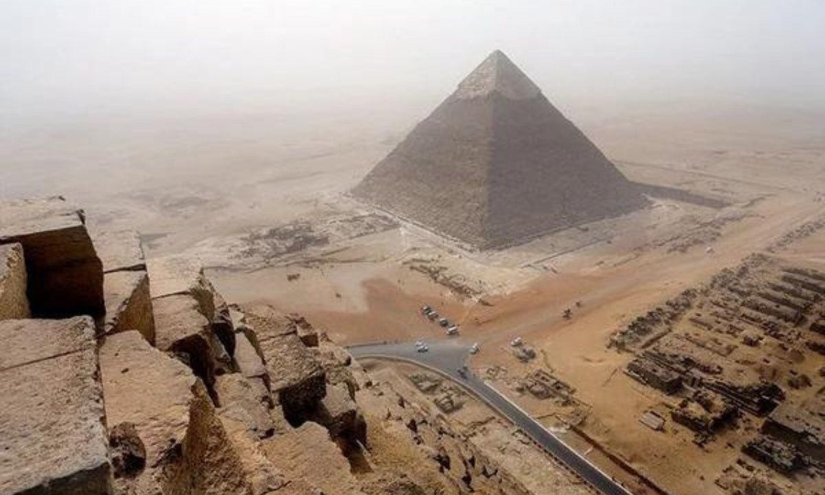 Điều này đã được xác nhận là sai lầm khi ngôi mộ chứa hài cốt của những người xây dựng kim tự tháp được tìm thấy bên cạnh các kim tự tháp ở Giza. Được chôn cất bên cạnh các vị vua là vinh dự lớn nhất, không bao giờ cấp cho các nô lệ.