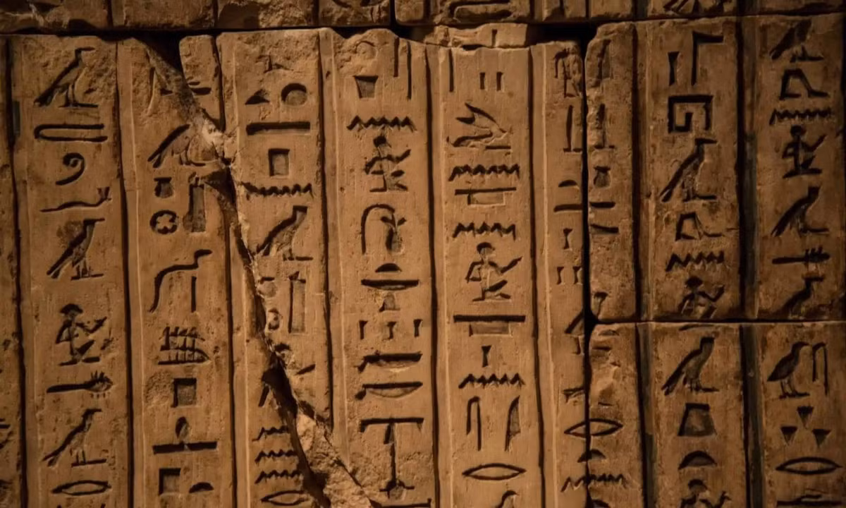 3. Chữ tượng hình: mọi người dường như đều cho rằng người Ai Cập cổ đại phát minh ra chữ tượng hình. Tuy nhiên, chữ tượng hình nguyên thủy có lẽ được truyền bá vào Ai Cập nhờ những người phương Tây xâm lược. (Nguồn: Genk) 