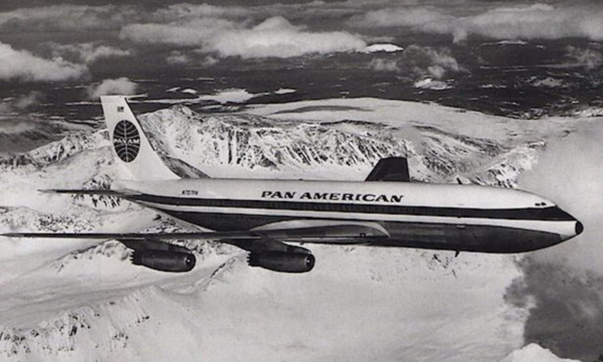 3. Bí ẩn “ Đường hầm thời gian” : ngày 02 tháng 7 năm 1955, chuyến bay số 914 cất cánh từ New York, bay tới Florida, đột nhiên mất tích. Lúc đó người ta nhận định rằng có thể máy bay bị rơi xuống biển. Tuy nhiên, sau 35 năm trôi qua, chuyến bay số 914 đột nhiên xuất hiện ở Venezuela. Nguồn: Internet.