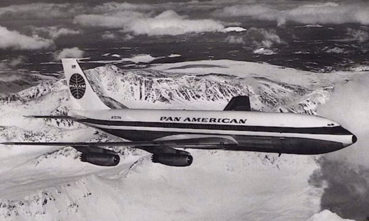 3. Bí ẩn “ Đường hầm thời gian” : ngày 02 tháng 7 năm 1955, chuyến bay số 914 cất cánh từ New York, bay tới Florida, đột nhiên mất tích. Lúc đó người ta nhận định rằng có thể máy bay bị rơi xuống biển. Tuy nhiên, sau 35 năm trôi qua, chuyến bay số 914 đột nhiên xuất hiện ở Venezuela. Nguồn: Internet.