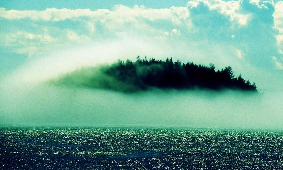 7. Hòn đảo ma bí ẩn: Hy-Brasil là hòn đảo bí ẩn xuất hiện trên bản đồ từ năm 1325 đến những năm 1800. Theo truyền thuyết, đảo luôn bị sương mù bao phủ quanh năm, trừ một ngày duy nhất cứ 7 năm một lần. Và ngay cả khi nó hiện hữu, người ta cũng khó lòng phát hiện được nó. Nguồn: Dân trí.