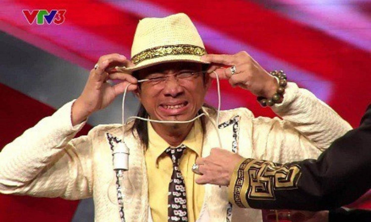 6. Người dẫn điện – Phan Hồng Nhựt: anh Nhựt được gọi là “người điện” có khả năng tiếp xúc và truyền dẫn điện mà không bị bất kỳ phản ứng nào. Năm 2014, anh tham gia cuộc thi Vietnam’s Got Talent (Tìm hiếm tài năng), khả năng đặc biệt của anh được nhìn nhận và khẳng định. Nguồn: 10Hay.