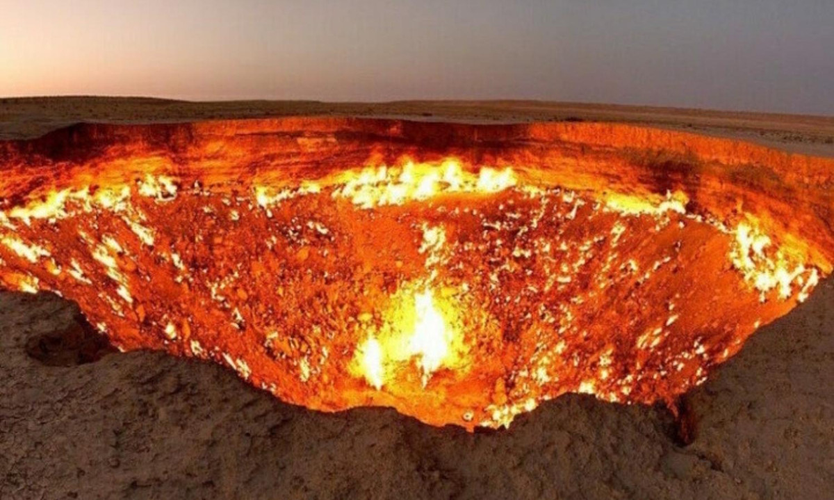 4. Cổng địa ngục cháy suốt 50 năm không ngừng tắt: 50 năm trước, một hố nóng chảy rộng lớn được gọi là hố lửa Darvaza - còn có biệt danh là “cánh cửa địa ngục” đã mở ra trên sa mạc phía Bắc Turkmenistan, và bốc cháy kể từ đó. Nguồn: Internet.