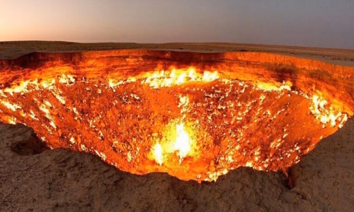 4. Cổng địa ngục cháy suốt 50 năm không ngừng tắt: 50 năm trước, một hố nóng chảy rộng lớn được gọi là hố lửa Darvaza - còn có biệt danh là “cánh cửa địa ngục” đã mở ra trên sa mạc phía Bắc Turkmenistan, và bốc cháy kể từ đó. Nguồn: Internet.