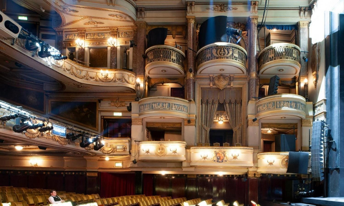 Người ta cũng nói rằng hồi cuối thế kỷ 19, công nhân xây dựng từng tìm thấy bên trong nhà hát một bộ hài cốt. (Nguồn: allcadblocks.com)