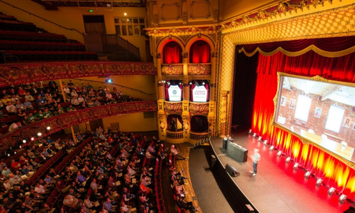 Bên cạnh đó, người ta còn thường nghe thấy tiếng than khóc của một người phụ nữ bên trong nhà hát. Theo lý giải, đây là tiếng khóc của một nữ diễn viên từng bị khán giả la ó, đuổi xuống sân khấu. Kể từ đó, nữ diễn viên không ngừng than khóc, tạo thành những âm thanh kỳ lạ bên trong nhà hát. (Nguồn: WellingtonNZ.com)