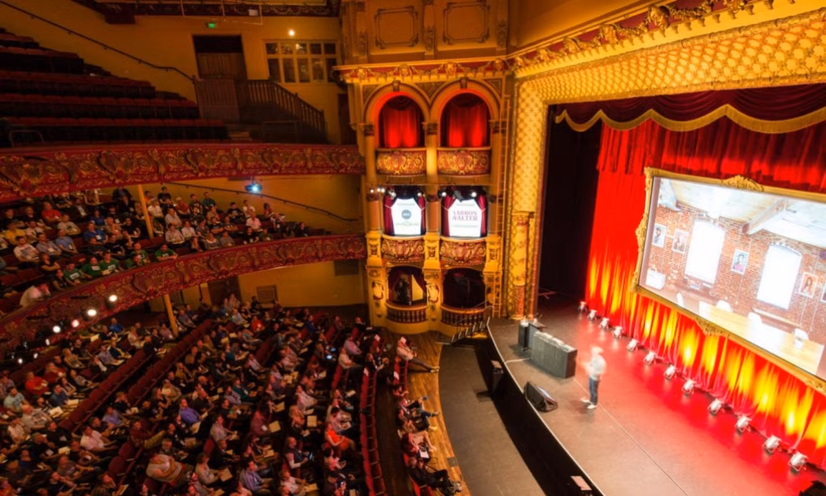 Bên cạnh đó, người ta còn thường nghe thấy tiếng than khóc của một người phụ nữ bên trong nhà hát. Theo lý giải, đây là tiếng khóc của một nữ diễn viên từng bị khán giả la ó, đuổi xuống sân khấu. Kể từ đó, nữ diễn viên không ngừng than khóc, tạo thành những âm thanh kỳ lạ bên trong nhà hát. (Nguồn: WellingtonNZ.com)