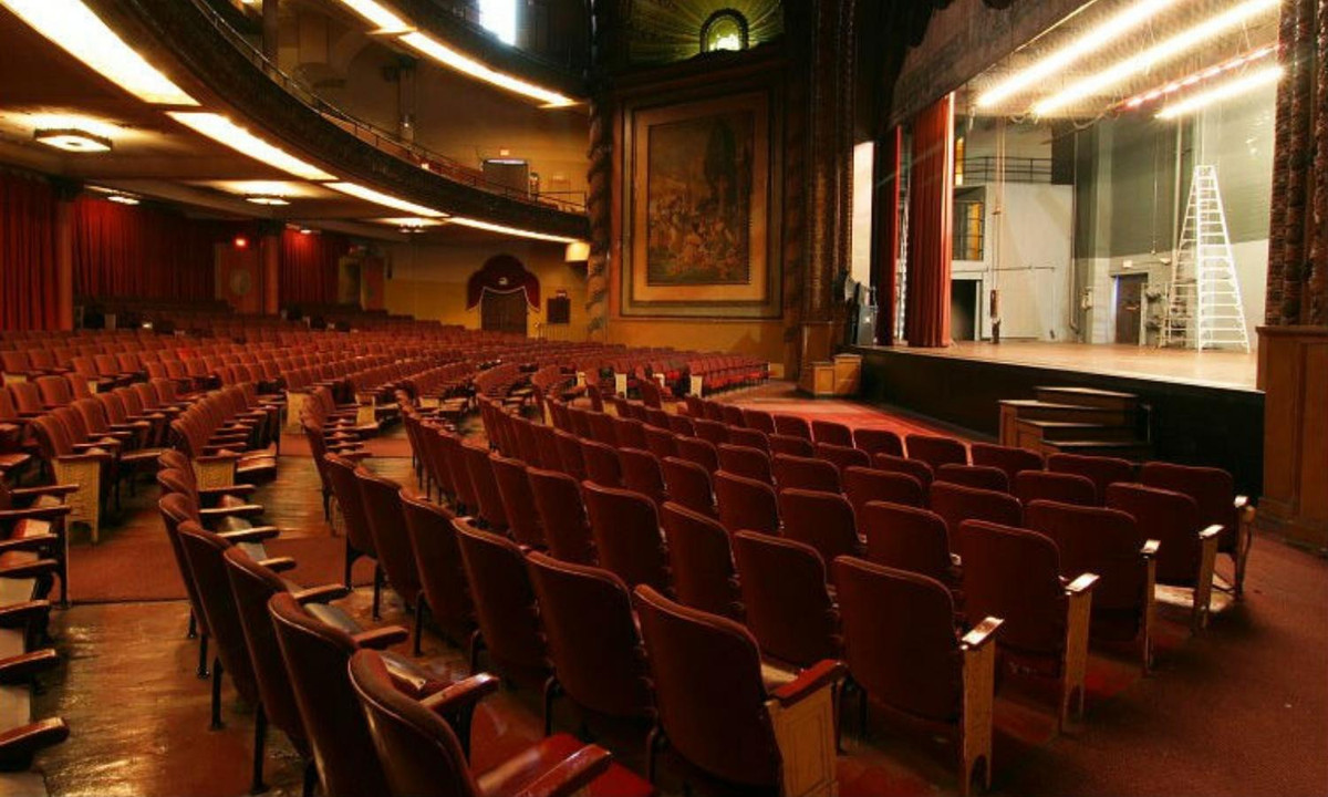 Các diễn viên biểu diễn trên sân khấu khi nhìn về phía hành lang thường thấy những nhân vật bí ẩn xuất hiện, ra vào hành lang dù khi đó những cánh cửa dẫn vào lối này đã bị khóa và một khi sân khấu đã lên đèn, bảo vệ cũng không cho phép bất kỳ ai được đứng ở đó nữa. (Nguồn: Los Angeles Thetreas)