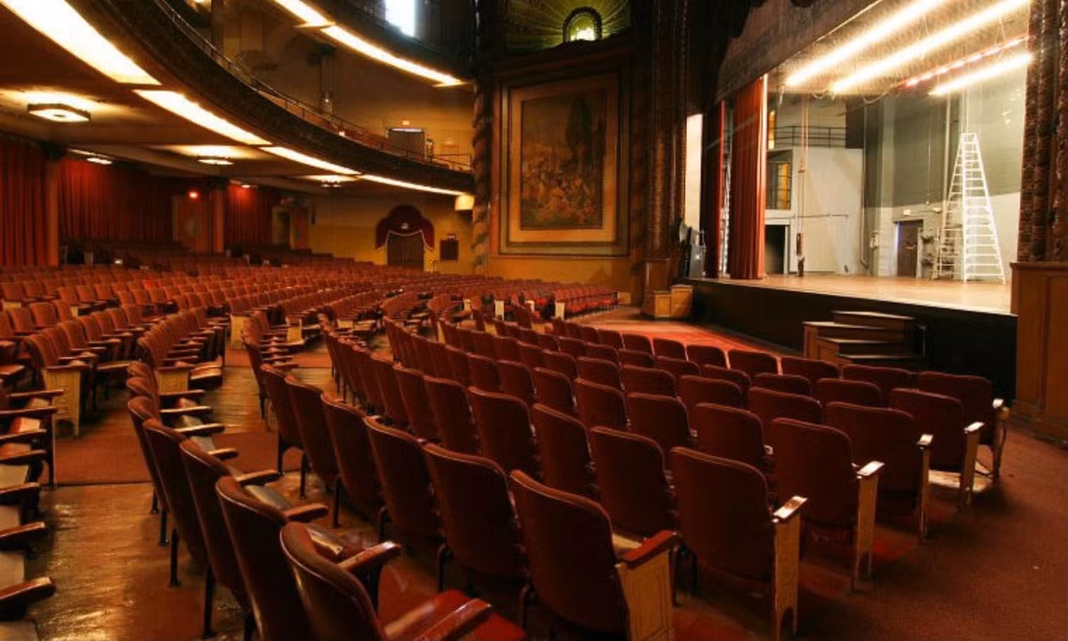 Các diễn viên biểu diễn trên sân khấu khi nhìn về phía hành lang thường thấy những nhân vật bí ẩn xuất hiện, ra vào hành lang dù khi đó những cánh cửa dẫn vào lối này đã bị khóa và một khi sân khấu đã lên đèn, bảo vệ cũng không cho phép bất kỳ ai được đứng ở đó nữa. (Nguồn: Los Angeles Thetreas)