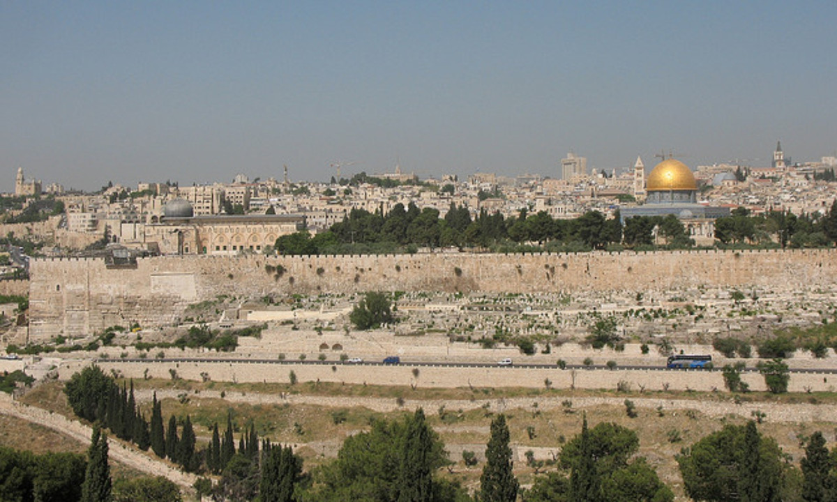 2. Jerusalem: là một thành phố thiêng liêng đối với Do Thái giáo, Thiên Chúa giáo và Hồi giáo. Từ thời cổ đại, Jerusalem đã được bao bọc bằng những bức tường thành phòng thủ kiên cố. Vào thế kỷ 16, dưới thời cai trị của Đế quốc Ottoman, toàn bộ tường thành đã được xây lại trên nền của tường cũ. Những bức tường này vẫn còn tồn tại đến ngày nay. (Nguồn: Touropia)