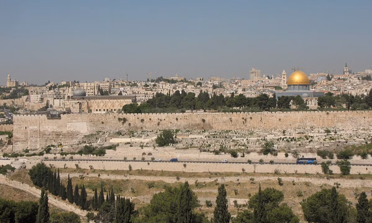 2. Jerusalem: là một thành phố thiêng liêng đối với Do Thái giáo, Thiên Chúa giáo và Hồi giáo. Từ thời cổ đại, Jerusalem đã được bao bọc bằng những bức tường thành phòng thủ kiên cố. Vào thế kỷ 16, dưới thời cai trị của Đế quốc Ottoman, toàn bộ tường thành đã được xây lại trên nền của tường cũ. Những bức tường này vẫn còn tồn tại đến ngày nay. (Nguồn: Touropia)