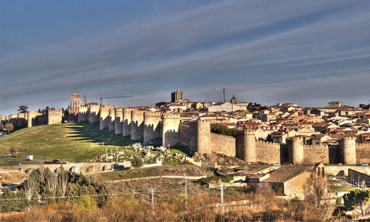 4. Ávila: nằm ở phía Tây của Tây Ban Nha, thành phố Trung cổ Ávila được xây trên đỉnh của một ngọn đồi đá nẵm giữa vùng hoang sơ. Ávila có tường thành kiên cố được bảo tồn kỹ lưỡng bao quanh toàn bộ thị trấn cổ. Tường thành có 9 cổng và 88 tháp canh, được xây dựng vào thế kỷ 11, 12. (Nguồn: Touropia)