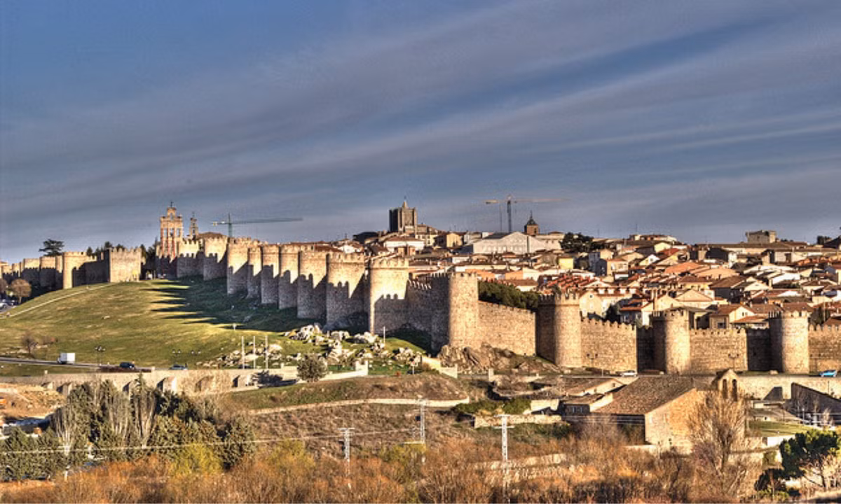 4. Ávila: nằm ở phía Tây của Tây Ban Nha, thành phố Trung cổ Ávila được xây trên đỉnh của một ngọn đồi đá nẵm giữa vùng hoang sơ. Ávila có tường thành kiên cố được bảo tồn kỹ lưỡng bao quanh toàn bộ thị trấn cổ. Tường thành có 9 cổng và 88 tháp canh, được xây dựng vào thế kỷ 11, 12. (Nguồn: Touropia)