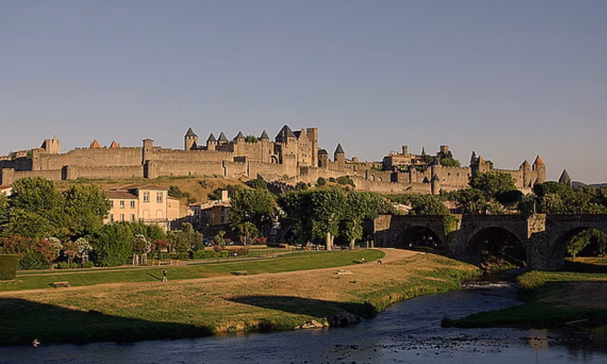 3. Carcassonne: thành phố Carcassonne ở Pháp là một trong những thành phố có tường thành được bảo tồn tốt nhất thế giới và cũng là thành phố có tường thành lớn nhất Châu Âu. Pháo đài này gồm 2 lớp tường thành bao quanh, những tòa tháp và vọng lâu được xây từ rất lâu đời. (Nguồn: Touropia)