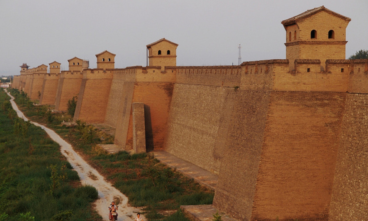 8. Bình Dao: là một thành phố nhỏ của Trung Quốc nổi tiếng với bức tường thành cổ được bảo tồn rất cẩn thận. Tường thành gồm có 6 cổng chính và 72 tháp canh, bao quanh thành phố cổ có kiến trúc hầu như không thay đổi trong hơn 300 năm qua. (Nguồn: Touropia)
