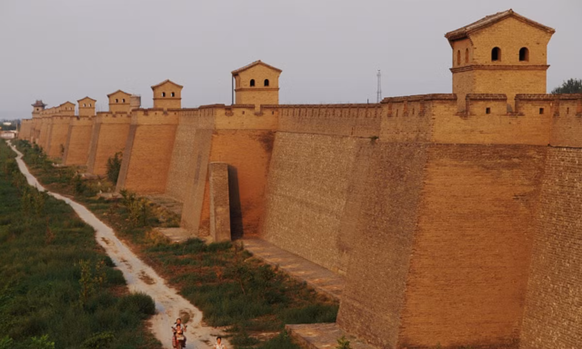 8. Bình Dao: là một thành phố nhỏ của Trung Quốc nổi tiếng với bức tường thành cổ được bảo tồn rất cẩn thận. Tường thành gồm có 6 cổng chính và 72 tháp canh, bao quanh thành phố cổ có kiến trúc hầu như không thay đổi trong hơn 300 năm qua. (Nguồn: Touropia)