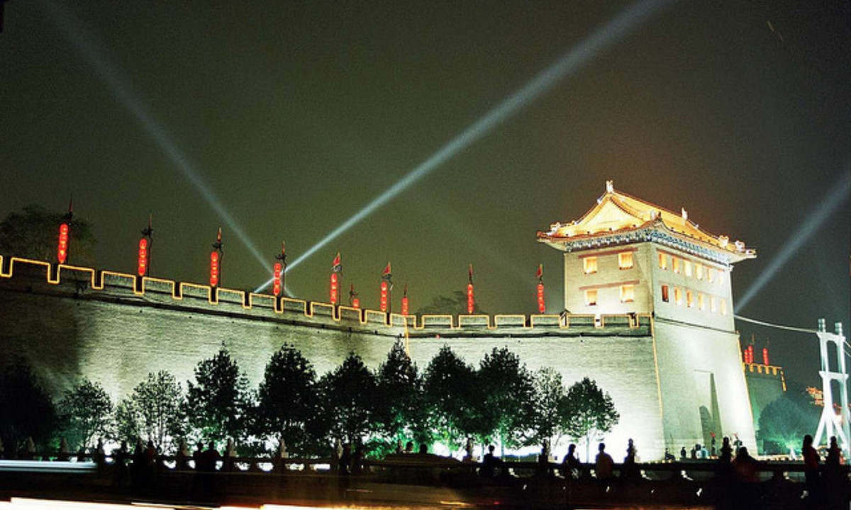 6. Tây An: là một trong những thành phố cổ nhất của Trung Quốc với bề dày lịch sử hơn 3.100 năm. Tường thành bao quanh Tây An được tái xây dựng vào thế kỷ 14 thời kỳ đầu Nhà Minh. Đây là một trong những bức tường thành lớn nhất của thế giới với bề rộng đủ cho 5 chiếc xe đạp đi qua. (Nguồn: Touropia)