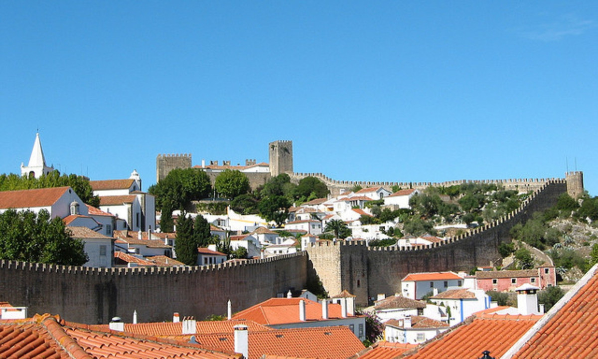 7. Óbidos: nằm trên đồi và được bao quanh bằng tường thành kiên cố. Vào thế kỷ thứ 8, người Moor đã lập nên một pháo đài trên đỉnh đồi. Năm 1148, Afonso Henriques, hoàng đế đầu tiên của Bồ Đào Nha, đã chiếm lấy pháo đài từ tay người Moor. Thành trì Óbidos và tường thành bao quanh làng được tu sửa vào thế kỷ 14. Tường được xây bằng đá vôi và đá cẩm thạch. (Nguồn: Touropia)