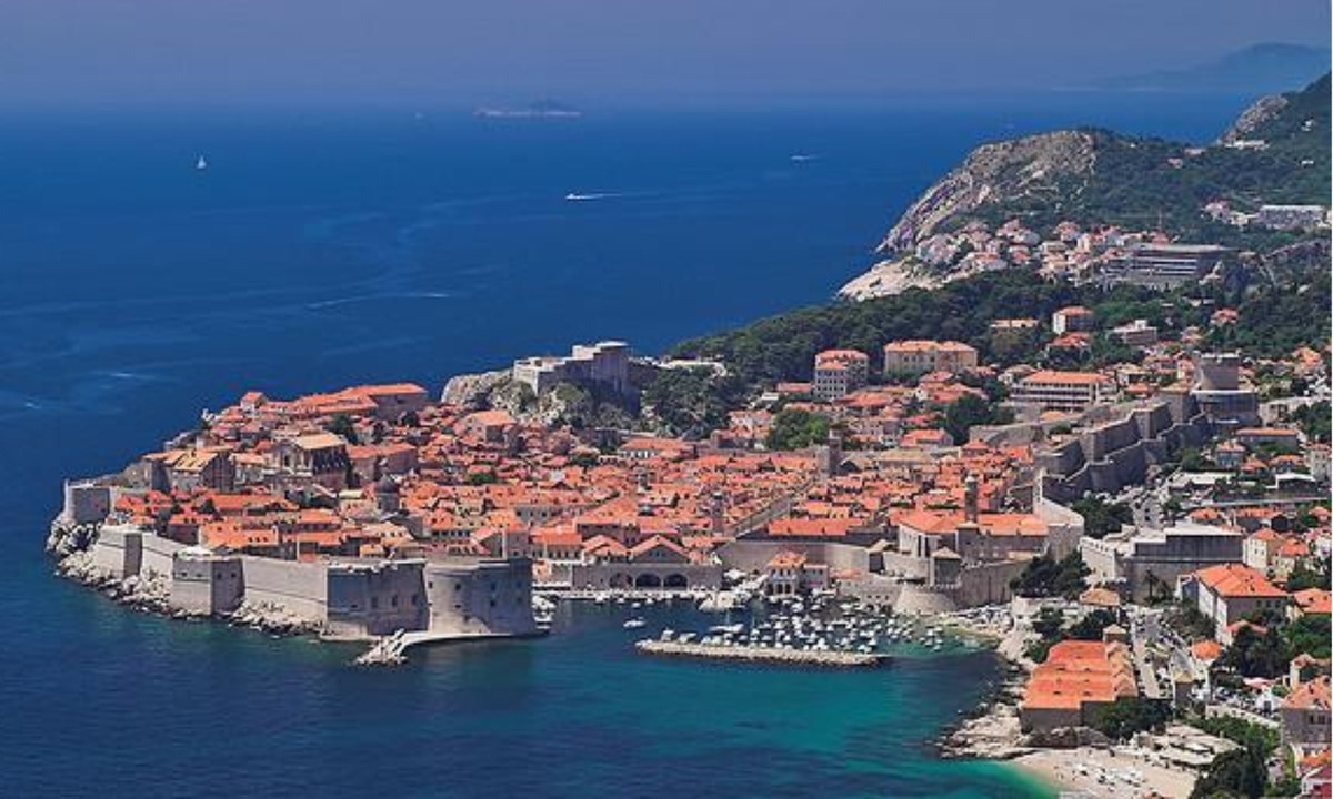 1. Dubrovnik: là một thành phố có tường thành bao quanh nằm bên bờ biển Adriatic ở cực nam Croatia, có biệt danh là "Hòn ngọc Adriatic". Thành phố được bao bọc bởi những tường thành nổi tiếng thế giới. Tường được xây dựng từ thế kỷ 12 đến thế kỷ 17 và được bảo quản rất tốt đến tận ngày nay. (Nguồn: Touropia)