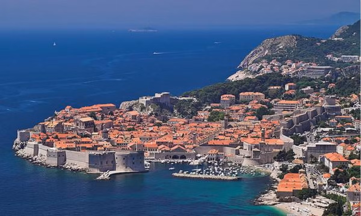 1. Dubrovnik: là một thành phố có tường thành bao quanh nằm bên bờ biển Adriatic ở cực nam Croatia, có biệt danh là "Hòn ngọc Adriatic". Thành phố được bao bọc bởi những tường thành nổi tiếng thế giới. Tường được xây dựng từ thế kỷ 12 đến thế kỷ 17 và được bảo quản rất tốt đến tận ngày nay. (Nguồn: Touropia)