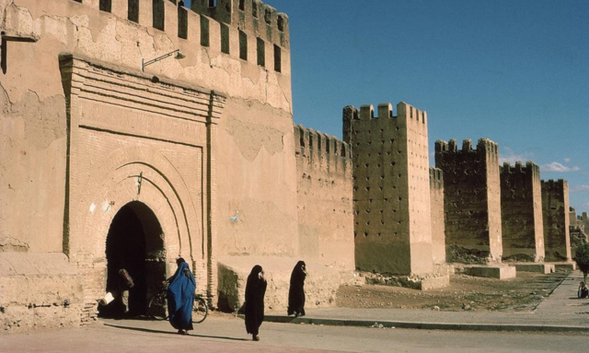 10. Taroudant; là một thành phố xinh đẹp của người Berber nằm ở trung tâm thung lũng Souss, được bao bọc bởi các bức tường thành được bảo tồn tốt nhất ở Ma Rốc. Tường được xây dựng vào thế kỷ 16 dưới triều Saadi. (Nguồn: Touropia)