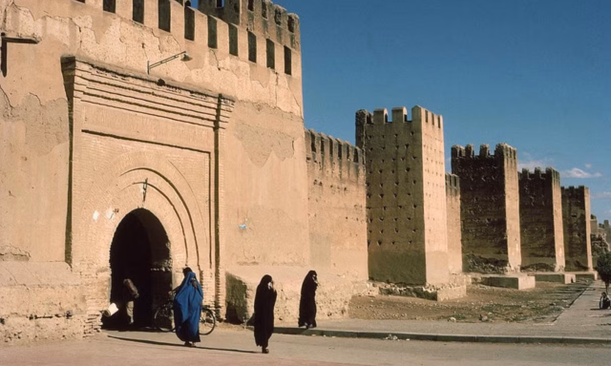 10. Taroudant; là một thành phố xinh đẹp của người Berber nằm ở trung tâm thung lũng Souss, được bao bọc bởi các bức tường thành được bảo tồn tốt nhất ở Ma Rốc. Tường được xây dựng vào thế kỷ 16 dưới triều Saadi. (Nguồn: Touropia)