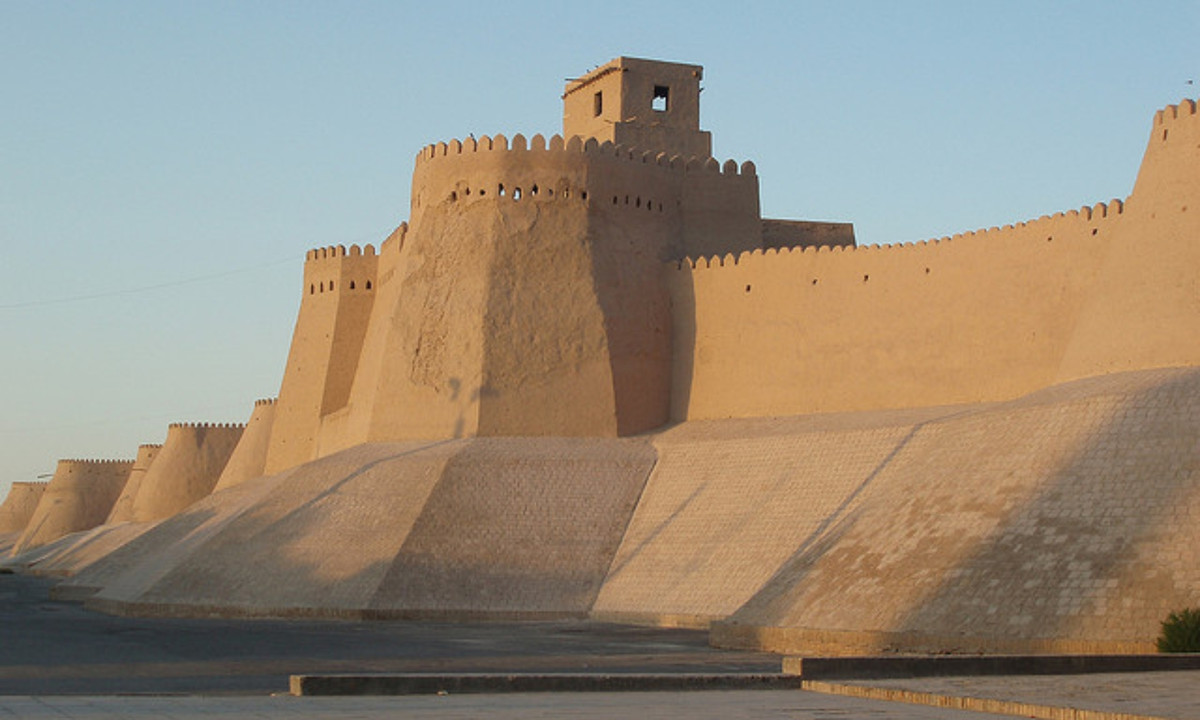 5. Itchan Kala; là một thị trấn có tường thành bao quanh nằm trong lòng thành phố Khiva của Uzbekistan. Thị trấn cổ này còn lưu giữ nhiều di tích lịch sử và những ngôi nhà cổ có niên đại chủ yếu từ thế kỷ 18, 19. Đặc điểm nổi bật của Itchan Kala là những bức tường gạch phơi khô và 4 cổng ở mỗi bên pháo đài hình chữ nhật. (Nguồn: Touropia)