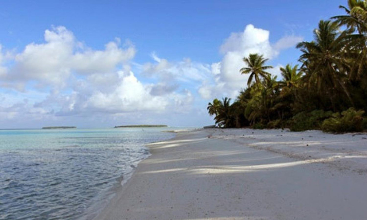 Đây là một trong những vùng đất biệt lập và nhỏ bé ở Thái Bình Dương với rất nhiều rạn san hô nhô cao nên máy bay không thể hạ cánh đươc, phương tiện duy nhất được sử dụng để đến đây là tàu biển. Nguồn: TravelAsk.