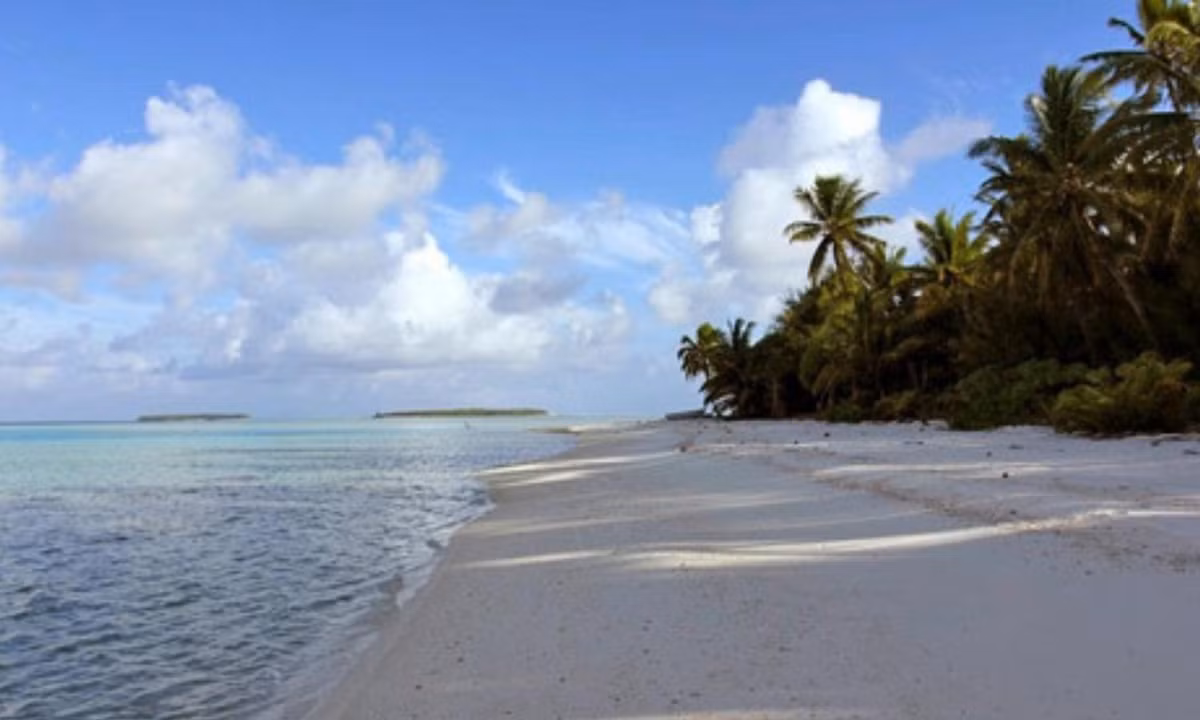 Đây là một trong những vùng đất biệt lập và nhỏ bé ở Thái Bình Dương với rất nhiều rạn san hô nhô cao nên máy bay không thể hạ cánh đươc, phương tiện duy nhất được sử dụng để đến đây là tàu biển. Nguồn: TravelAsk.