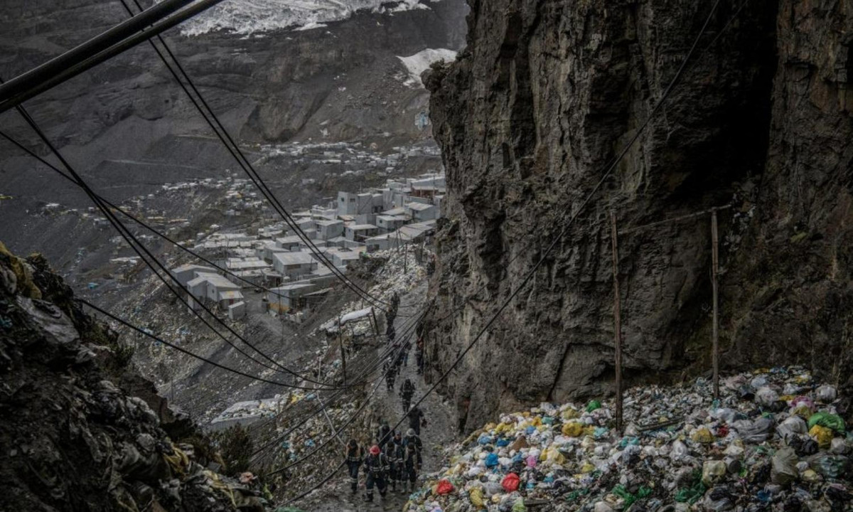 Điều kiện tồi tệ đến mức chỉ những người cứng cỏi nhất mới có thể “trụ” lại. Xương sống kinh tế của cả thị trấn là các mỏ vàng đào vào trong lòng núi. Nguồn: The Washington Post.