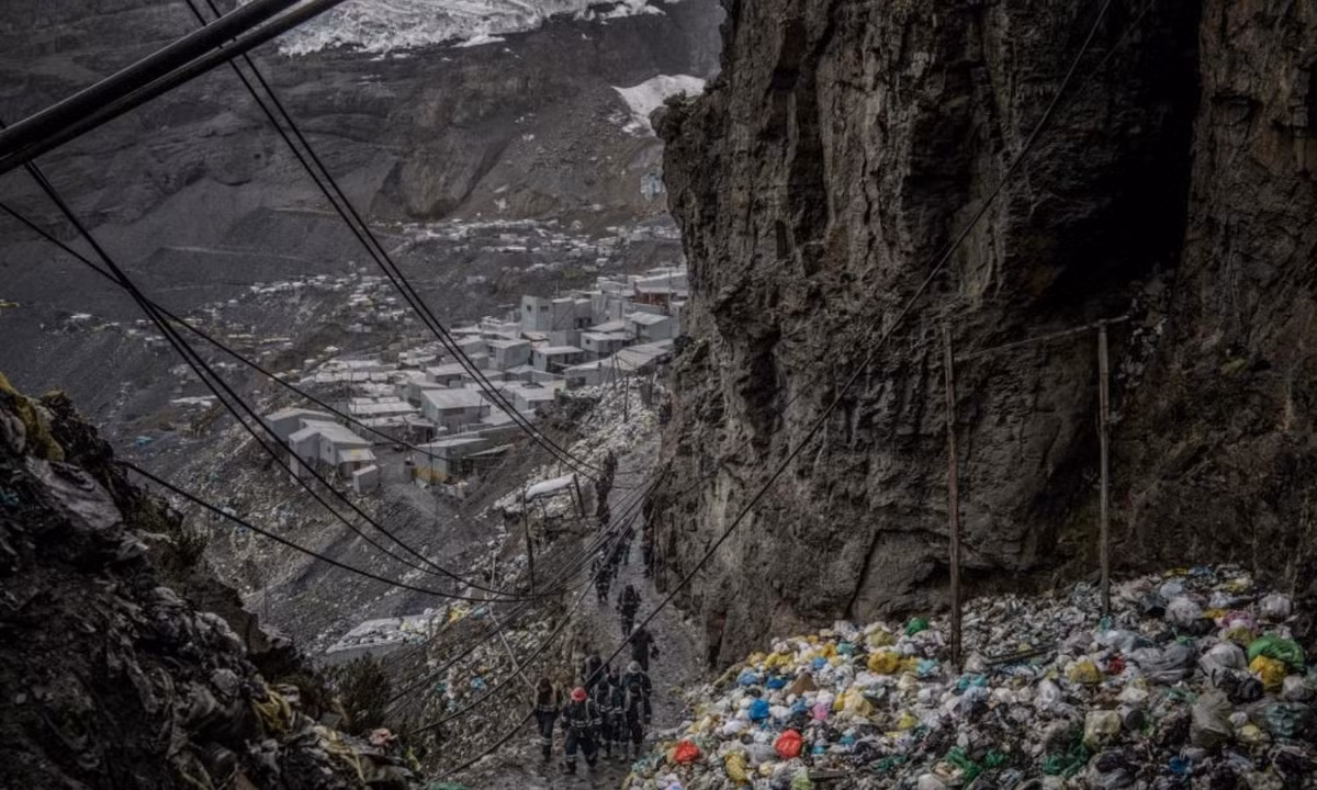 Điều kiện tồi tệ đến mức chỉ những người cứng cỏi nhất mới có thể “trụ” lại. Xương sống kinh tế của cả thị trấn là các mỏ vàng đào vào trong lòng núi. Nguồn: The Washington Post.