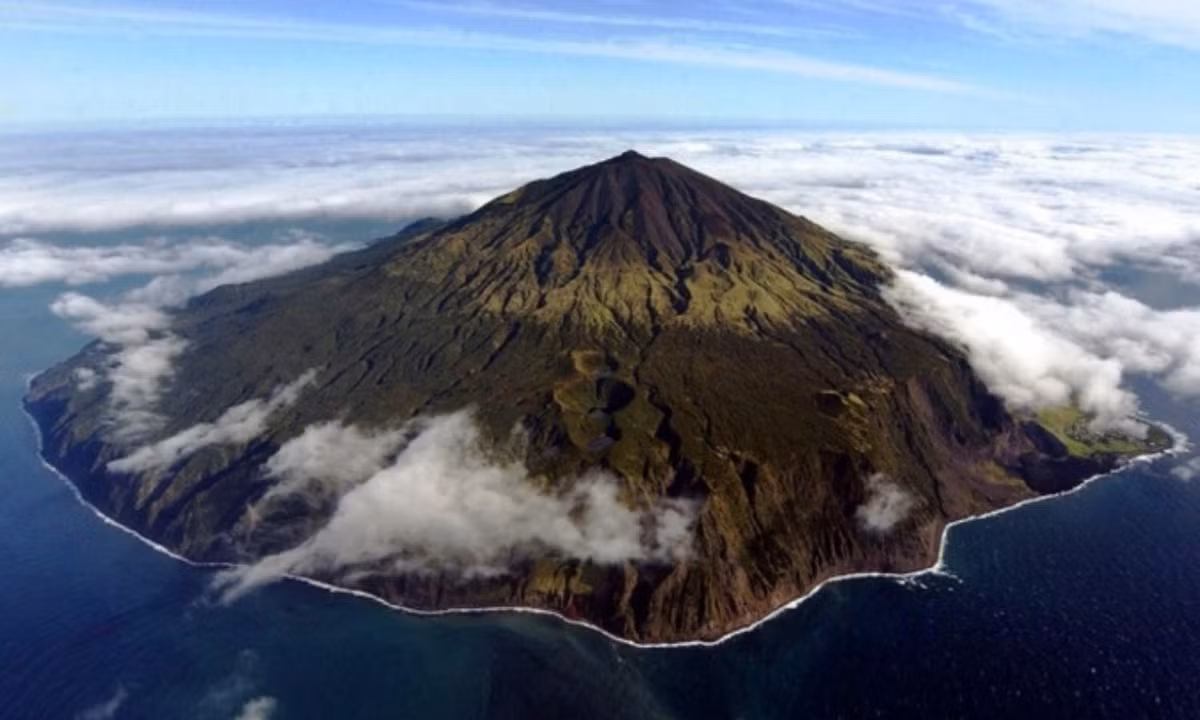 3. Tristan da Cunha tại Anh: hòn đảo nằm cách đất liền hơn 2.700 km, là nơi có người định cư xa xôi, hẻo lánh nhất trên thế giới. Nguồn: Internet.