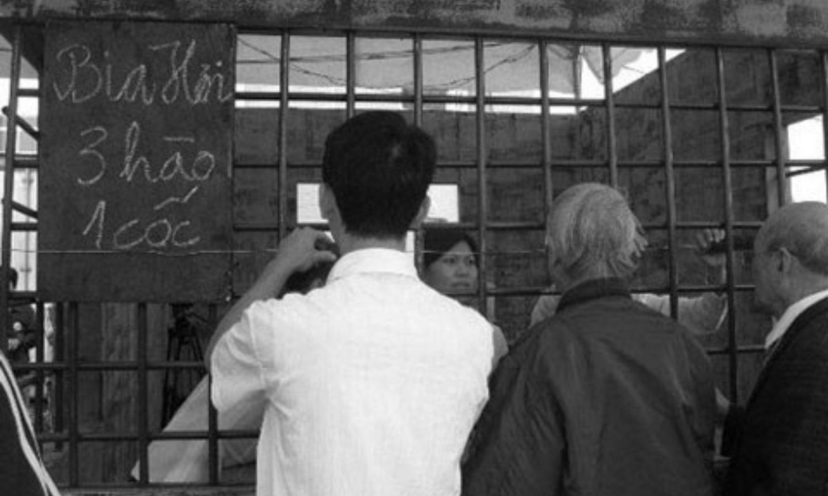 Khác với cảnh những quán bia hơi đông kín người hiện nay, bia hơi thời bao cấp là một thứ hàng hóa xa xỉ mà không phải ai cũng có điều kiện thưởng thức. (Nguồn: Tiền Phong)