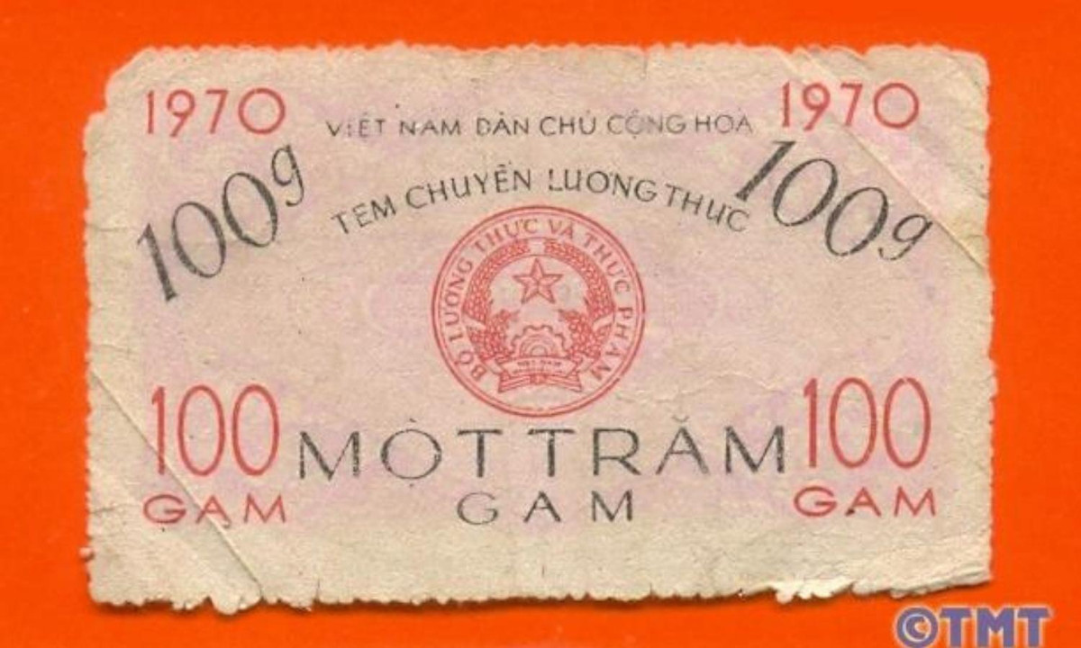 Khi mới đến ở nơi mới, chưa có sổ mua lương thực thì người dân tạm thời sử dụng tem chuyển lương thực. Trường hợp nếu người này đi công tác nơi khác thì mang con tem này đi, đến chỗ công tác hiện tại nộp vào đó để họ tăng thêm khẩu phần ăn cho mình. (Nguồn: Zing News)