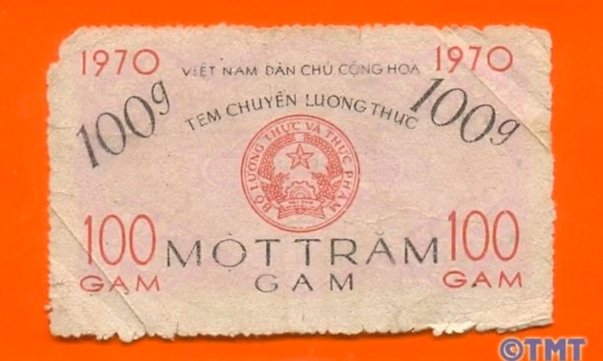 Khi mới đến ở nơi mới, chưa có sổ mua lương thực thì người dân tạm thời sử dụng tem chuyển lương thực. Trường hợp nếu người này đi công tác nơi khác thì mang con tem này đi, đến chỗ công tác hiện tại nộp vào đó để họ tăng thêm khẩu phần ăn cho mình. (Nguồn: Zing News)