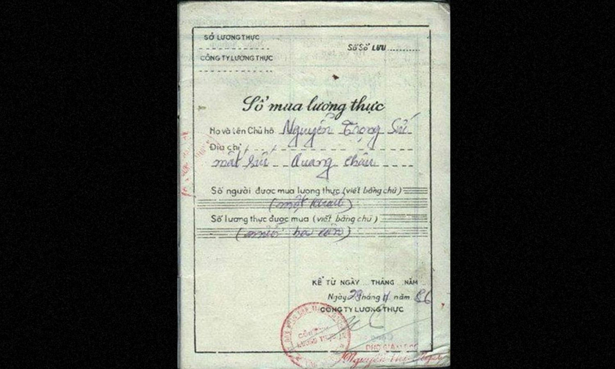 Đây là sổ mua lương thực (sổ gạo), hồi ấy viên chức Nhà nước được cấp sổ để mua một lượng gạo nhất định trong 1 tháng. Thuật ngữ "trông như mất sổ gạo" xuất hiện trong thời kỳ này. Mất sổ gạo còn khủng khiếp hơn cả... mất tiền. (Nguồn: Tiền Phong)