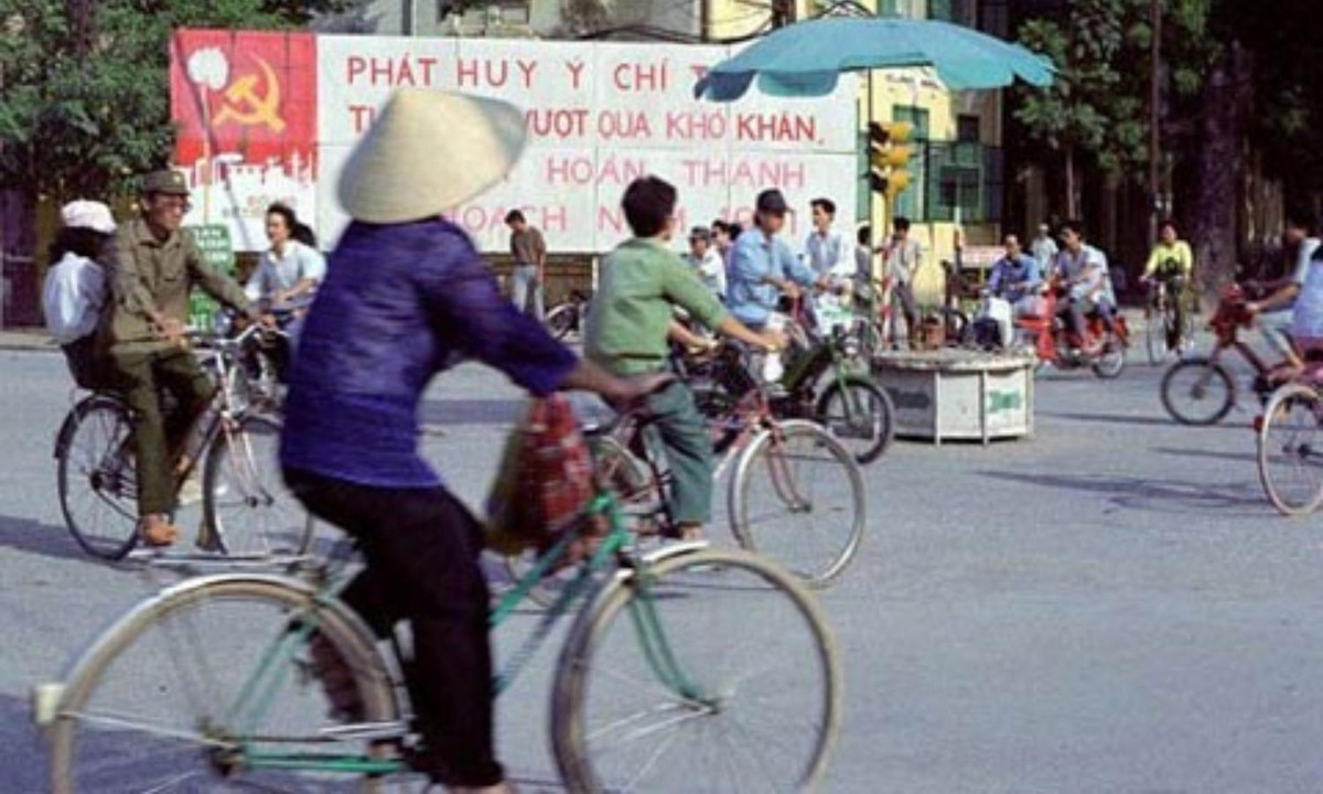 Hình ảnh đường phố Hà Nội những năm 80. Xe đạp là phương tiện đi lại chủ yếu, xe máy lúc đó là phương tiện vô cùng xa xỉ. (Nguồn: Tiền Phong)