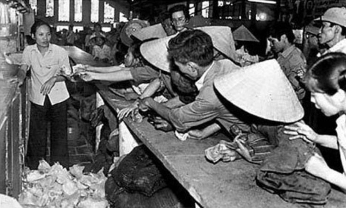 Cảnh chen lấn mua hàng tại một cửa hàng mậu dịch. Nhân viên bán hàng (mậu dịch viên) được xem là một người có vị trí quan trọng. Đó là một nghề mà rất nhiều người ao ước. (Nguồn: Tiền Phong)