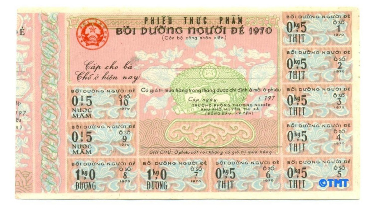 Năm 1970, mỗi phụ nữ khi sinh được Nhà nước ưu tiên phân phối 1 lít nước mắm, 2 kg đường và 3 kg thịt. Tuy nhiên, mỗi tháng sau khi sinh, họ chỉ được cấp một loại thực phẩm với số lượng theo đúng quy định. Đây là phiếu bồi dưỡng dành cho cán bộ côɴԍ nhân viên sinh con. (Nguồn: thoixua.vn)