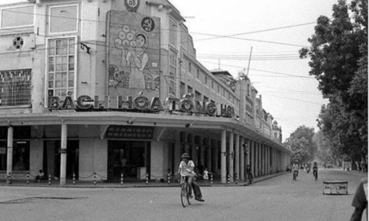 Bách hóa Tổng hợp tại ngã tư Hàng Bài - Tràng Tiền là khu bách hóa lớn nhất Hà Nội thời bao cấp. (Nguồn: Tiền Phong)