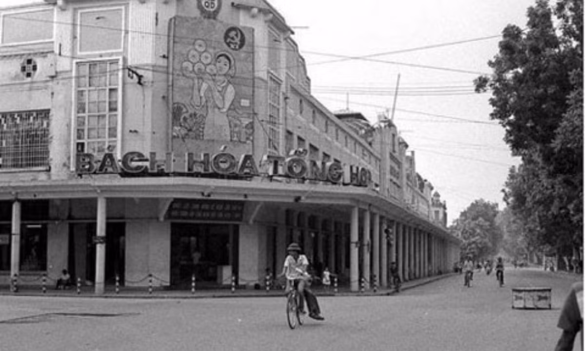 Bách hóa Tổng hợp tại ngã tư Hàng Bài - Tràng Tiền là khu bách hóa lớn nhất Hà Nội thời bao cấp. (Nguồn: Tiền Phong)