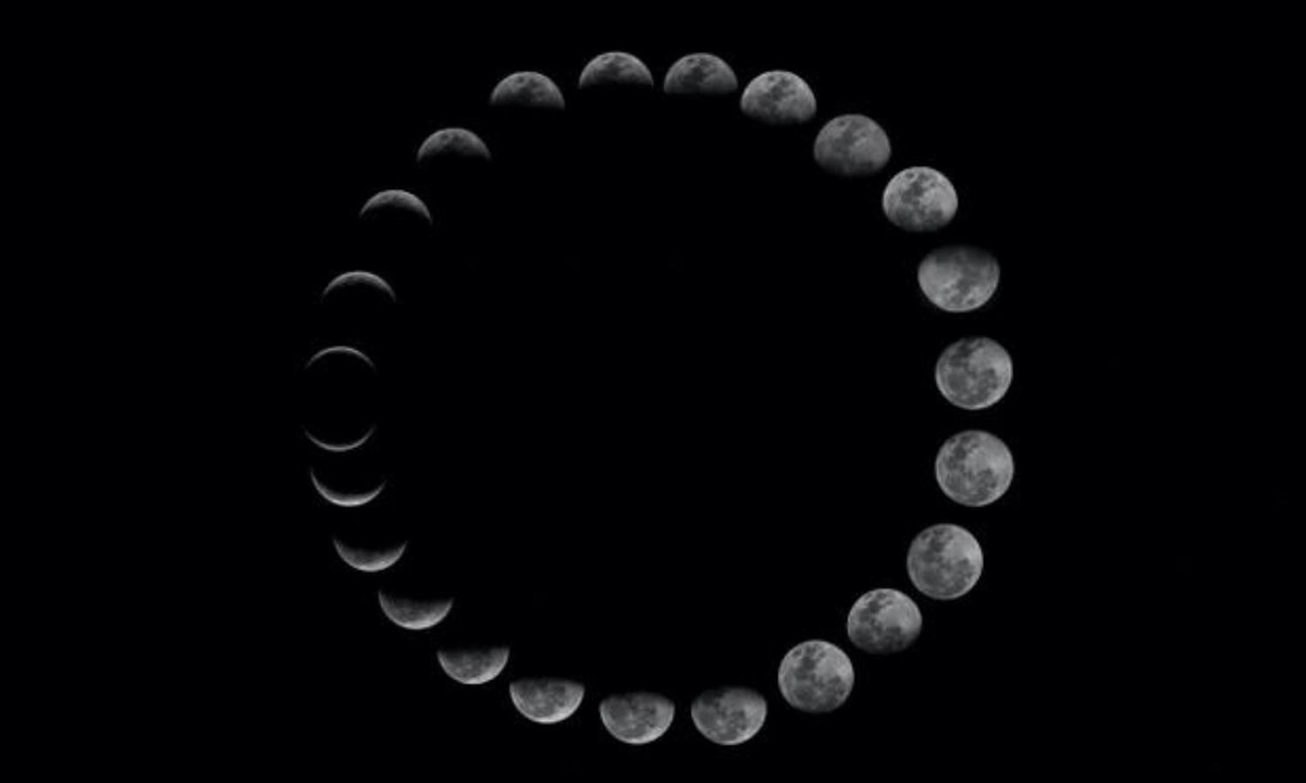 Quỹ đạo của Mặt trăng quay quanh Trái đất là hình elip. Vì vậy khoảng cách giữa chúng ta và hành tinh này không cố định. Nhưng trung bình, Mặt trăng nằm cách xa Trái đất khoảng 385.000 km. (Nguồn: Báo Dân trí)