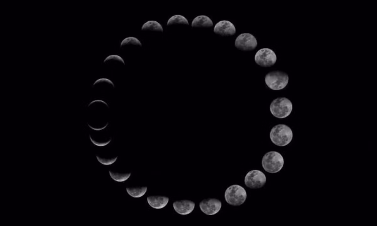 Quỹ đạo của Mặt trăng quay quanh Trái đất là hình elip. Vì vậy khoảng cách giữa chúng ta và hành tinh này không cố định. Nhưng trung bình, Mặt trăng nằm cách xa Trái đất khoảng 385.000 km. (Nguồn: Báo Dân trí)