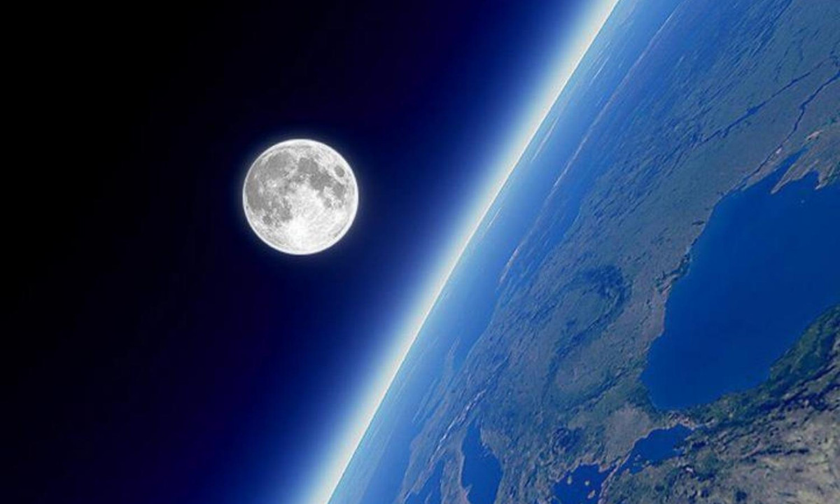 Các nhà thiên văn học suy đoán rằng Mặt trăng sẽ tiến gần hơn với hành tinh của chúng ta trước khi hoàn toàn bị lực hấp dẫn làm biến mất. (Nguồn: Vietnamnet)