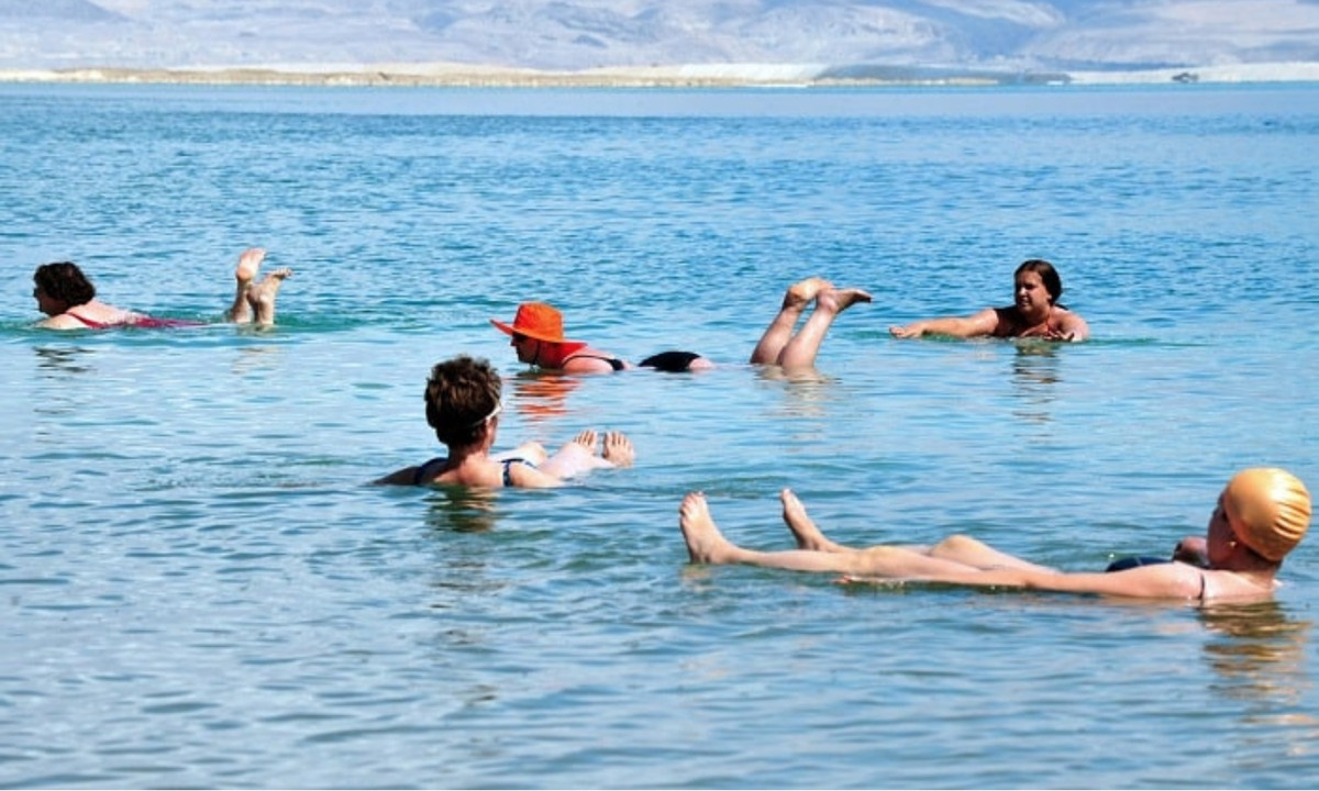 Nhưng điều đó không có nghĩa là mọi người có thể trực tiếp xuống biển tắm mà cơ thể sẽ tự nhiên nổi lên. (Nguồn: Shutterstock)