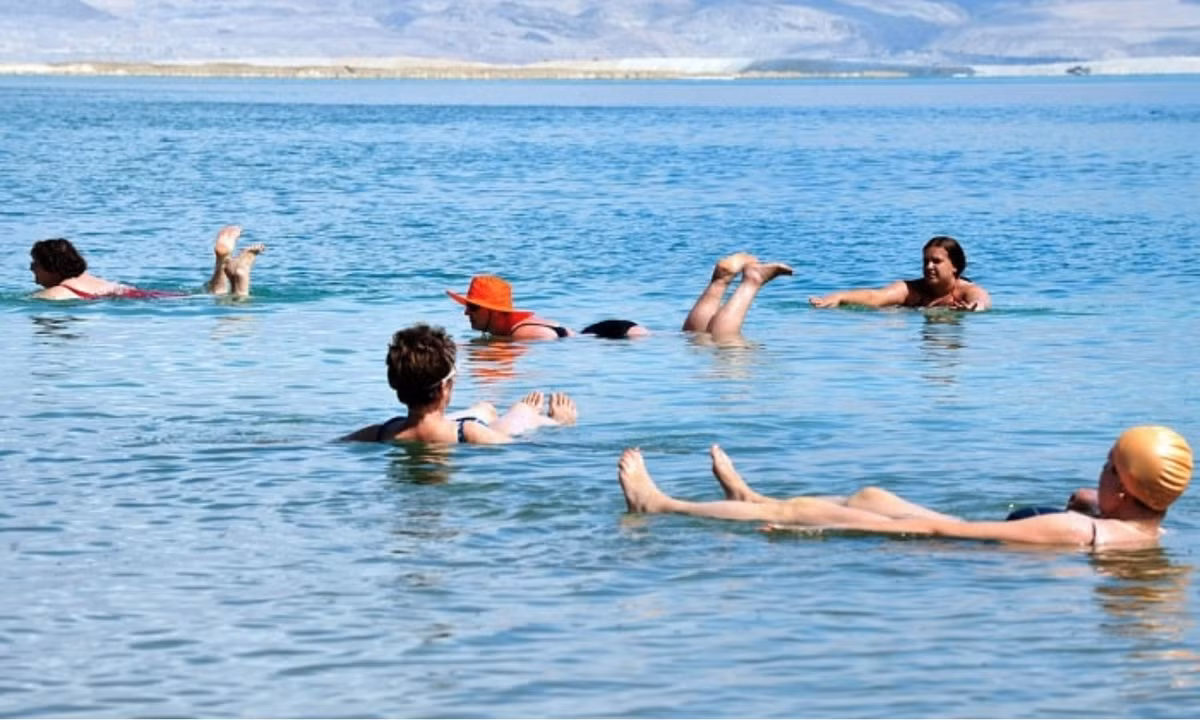 Nhưng điều đó không có nghĩa là mọi người có thể trực tiếp xuống biển tắm mà cơ thể sẽ tự nhiên nổi lên. (Nguồn: Shutterstock)