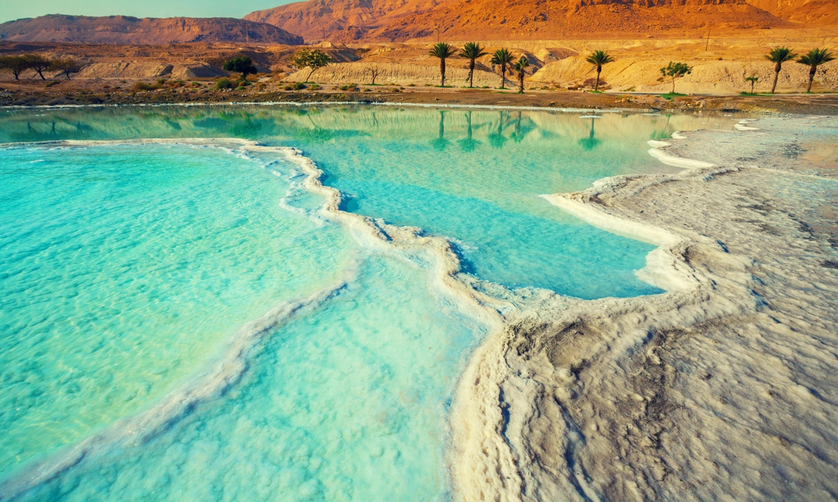 Theo giới thiệu của hướng dẫn viên nắm rõ về Biển Chết, mặc dù chúng ta sẽ không chìm khi bơi lội ở đây. (Nguồn: Travellive)