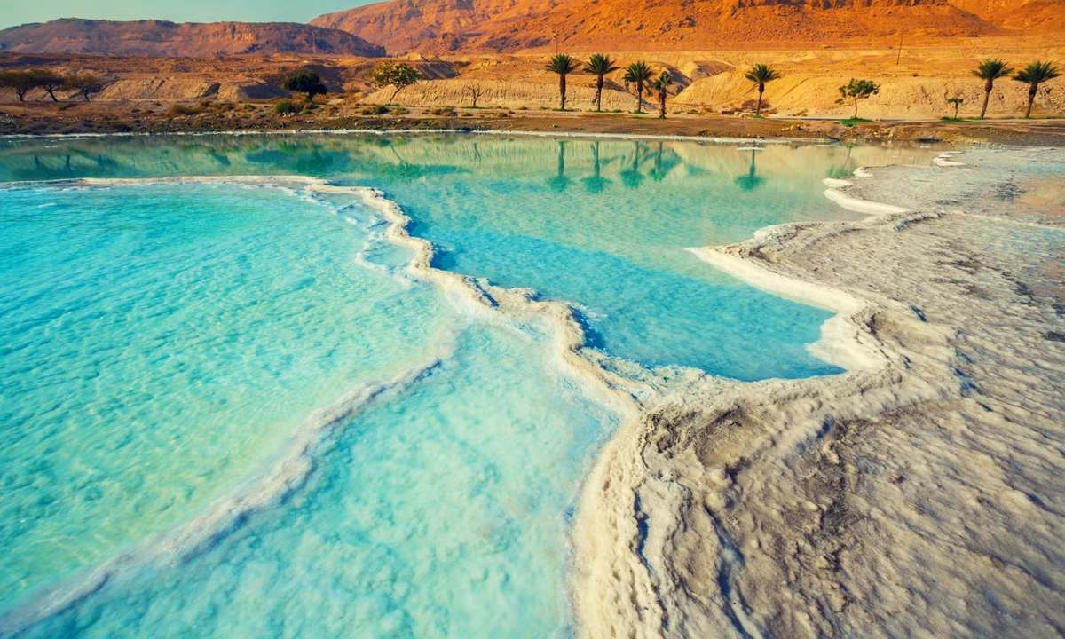 Theo giới thiệu của hướng dẫn viên nắm rõ về Biển Chết, mặc dù chúng ta sẽ không chìm khi bơi lội ở đây. (Nguồn: Travellive)