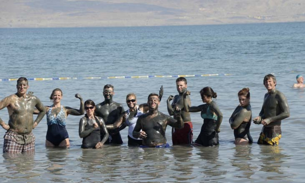 Bởi vì Biển Chết rất giàu khoáng chất và những khoáng chất này có thể có tác dụng trị liệu một số bệnh ngoài da hoặc một số chứng bệnh mãn tính. (Nguồn: VYC Travel)